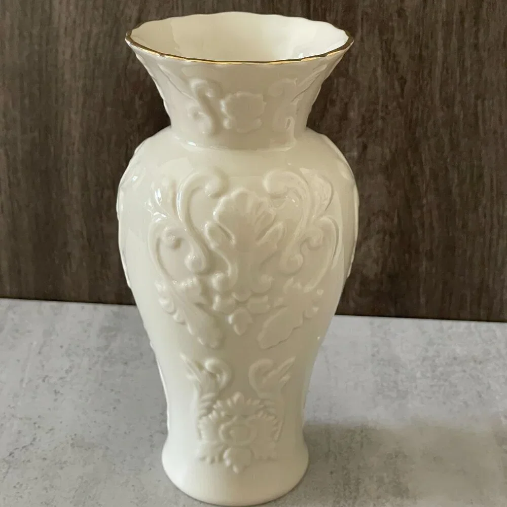 Lenox Vintage Georgian Collection Cream Gold Rim Embossed 7